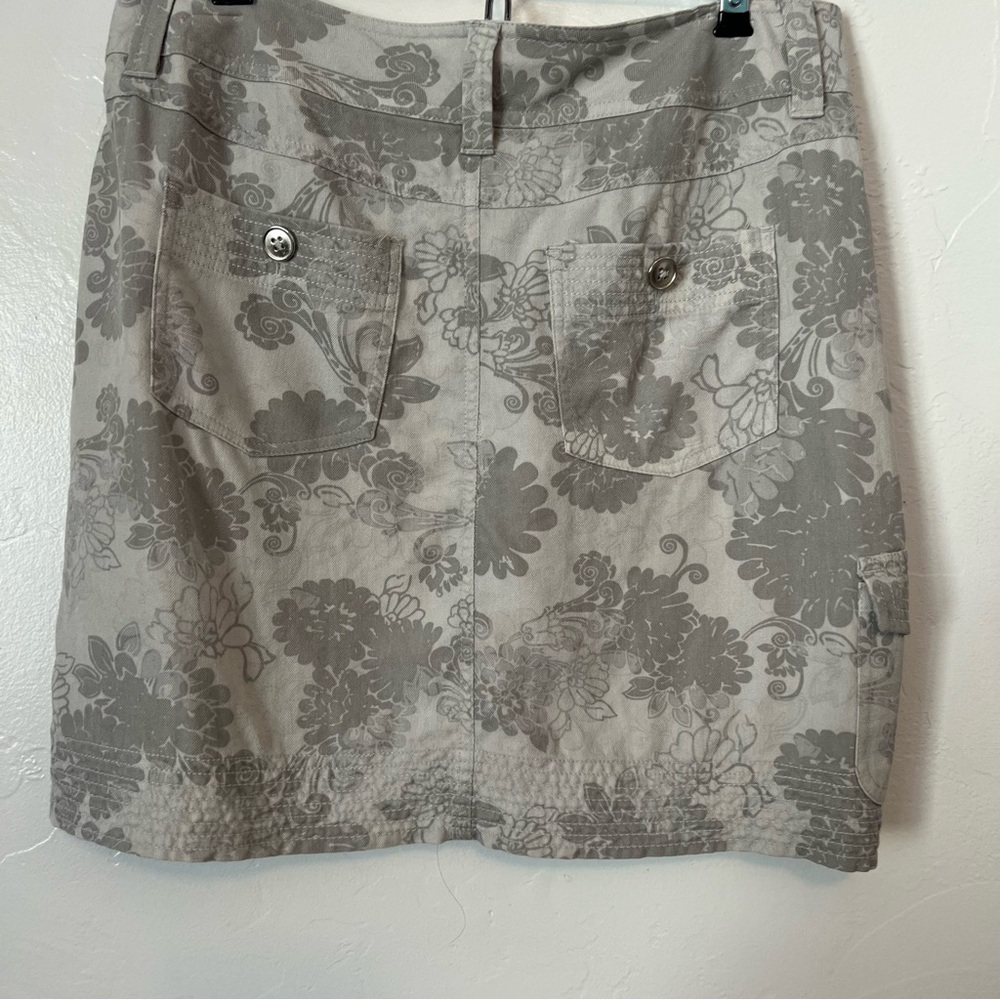 White House Black Market -Gray Floral Mini Skirt 
Size 6 —100% Silk - Picture 3 of 5